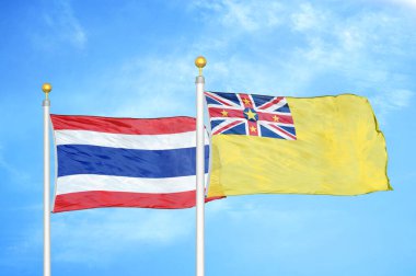 Tayland ve Niue bayrak direkleri üzerinde iki bayrak ve mavi bulutlu arka plan