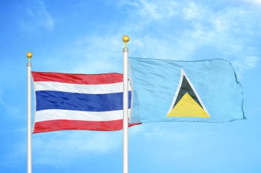Tayland ve Saint Lucia bayrak direğinde iki bayrak ve mavi bulutlu arka plan