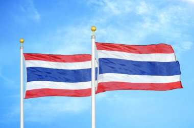 Tayland bayrak direğinde iki bayrak ve mavi bulutlu arka plan