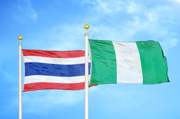 Thailandia Nigeria Due Bandiere Pennoni Cielo Azzurro Nuvoloso Sfondo — Foto Stock