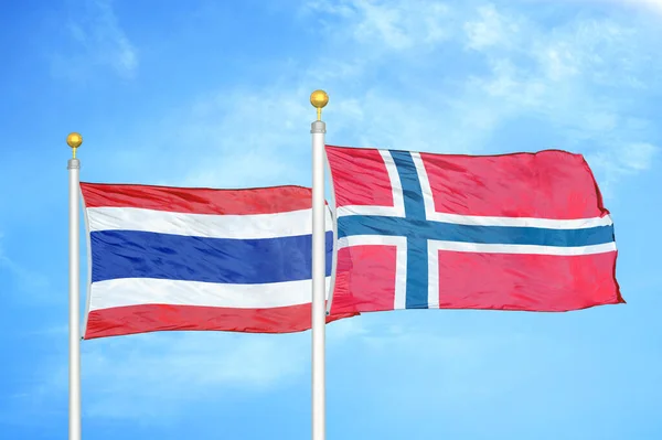 Thailand Und Norwegen Zwei Flaggen Auf Fahnenmasten Und Blauer Bewölkter — Stockfoto
