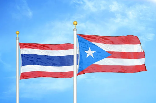 Thajsko Portoriko Dvě Vlajky Vlajkových Stožárech Modrá Oblačná Obloha Pozadí — Stock fotografie