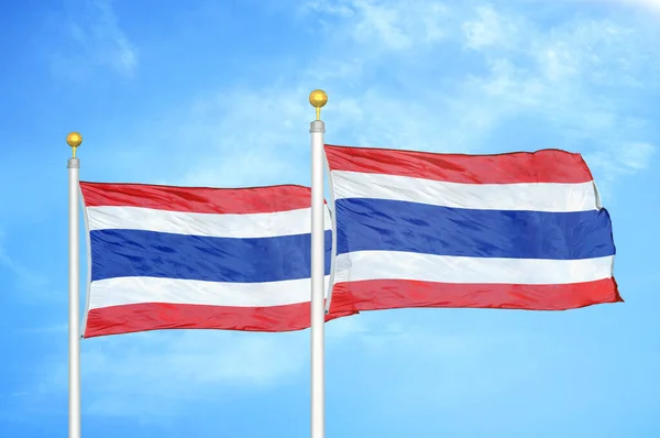 Tailandia Dos Banderas Sobre Mástiles Bandera Fondo Azul Cielo Nublado —  Fotos de Stock