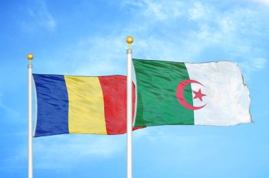 Romanya ve Cezayir bayrak direkleri ve mavi bulutlu arka planda iki bayrak