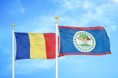 Romanya ve Belize bayrak direkleri ve mavi bulutlu arka planda iki bayrak