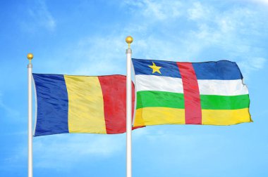 Romanya ve Orta Afrika Cumhuriyeti bayrak direkleri ve mavi bulutlu arka planda iki bayrak