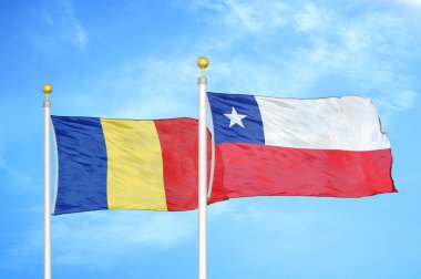Romanya ve Şili bayrak direkleri ve mavi bulutlu arka planda iki bayrak