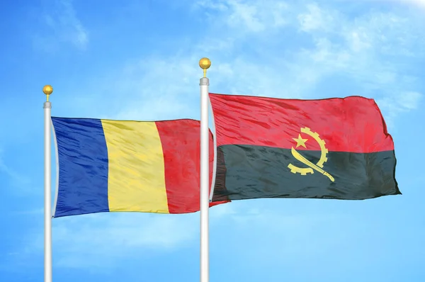Rumanía Angola Dos Banderas Sobre Asta Bandera Fondo Azul Cielo — Foto de Stock