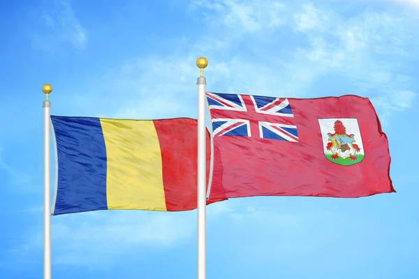 Roemenië Bermuda Twee Vlaggen Vlaggenmasten Blauwe Bewolkte Lucht Achtergrond — Stockfoto
