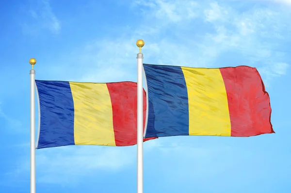 Roménia Chade Duas Bandeiras Postes Bandeira Azul Céu Nublado Fundo — Fotografia de Stock