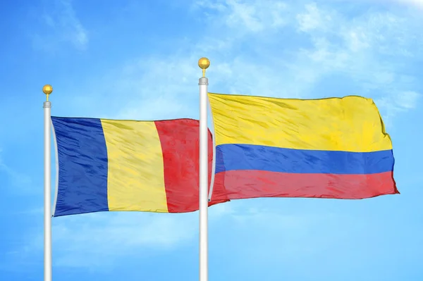 Romênia Colômbia Duas Bandeiras Postes Bandeira Céu Azul Nublado Fundo — Fotografia de Stock
