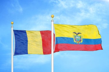 Romanya ve Ekvador bayrak direkleri ve mavi bulutlu arka planda iki bayrak