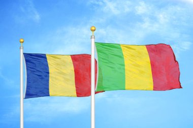 Romanya ve Mali bayrak direkleri ve mavi bulutlu arka plan üzerinde iki bayrak