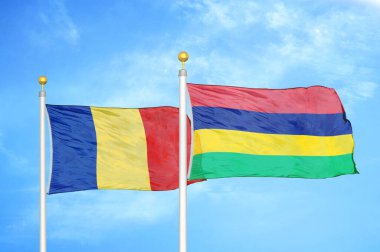 Romanya ve Mauritius bayrak direkleri ve mavi bulutlu arka plan üzerinde iki bayrak
