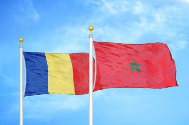 Romanya ve Fas bayrak direkleri ve mavi bulutlu arka planda iki bayrak