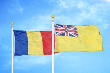 Romanya ve Niue bayrak direkleri ve mavi bulutlu arka planda iki bayrak
