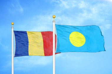Romanya ve Palau bayrak direkleri ve mavi bulutlu arka plan üzerinde iki bayrak