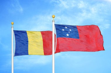 Romanya ve Samoa bayrak direkleri ve mavi bulutlu arka plan üzerinde iki bayrak
