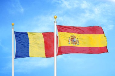 Romanya ve İspanya bayrak direkleri ve mavi bulutlu arka planda iki bayrak