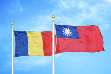 Romanya ve Tayvan bayrak direkleri ve mavi bulutlu arka planda iki bayrak