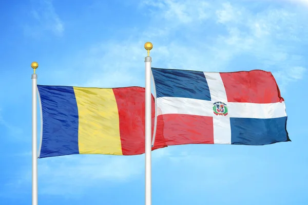 Rumanía República Dominicana Dos Banderas Sobre Asta Bandera Fondo Azul — Foto de Stock