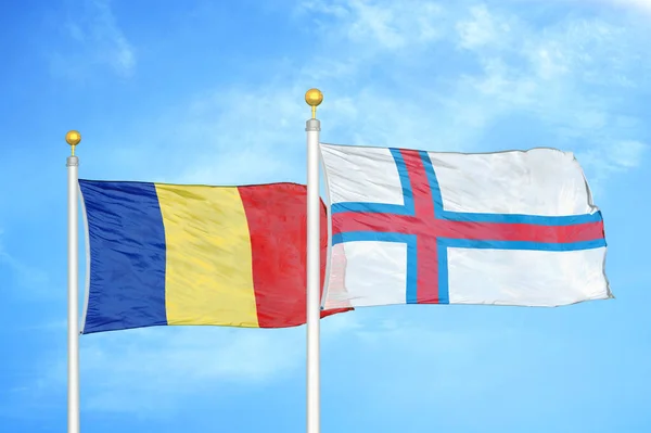 Roemenië Faeröer Twee Vlaggen Vlaggenmasten Blauwe Bewolkte Lucht Achtergrond — Stockfoto