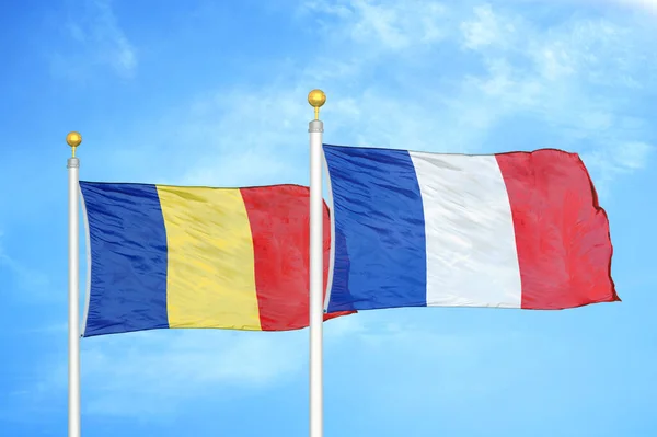 Romênia França Duas Bandeiras Postes Bandeira Azul Céu Nublado Fundo — Fotografia de Stock