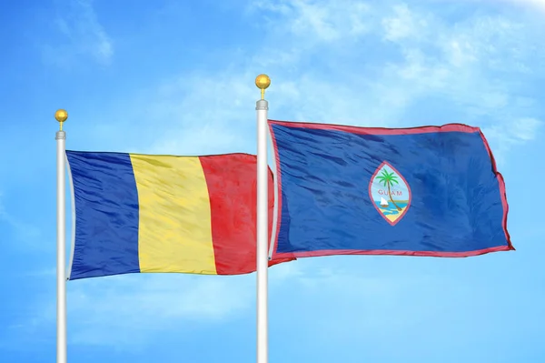 Roemenië Guam Twee Vlaggen Vlaggenmasten Blauwe Bewolkte Lucht Achtergrond — Stockfoto
