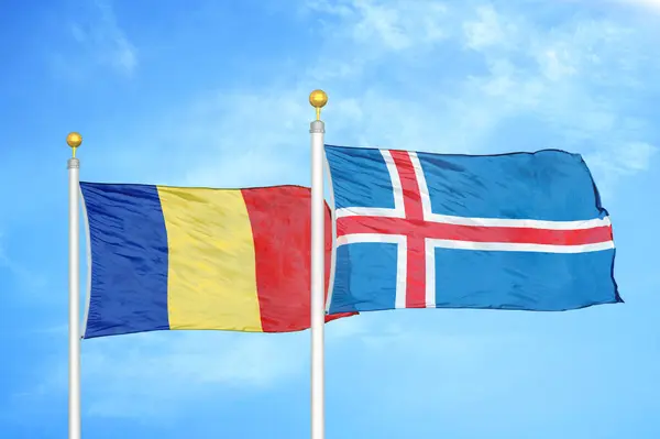 Roemenië Ijsland Twee Vlaggen Vlaggenmasten Blauwe Bewolkte Lucht Achtergrond — Stockfoto
