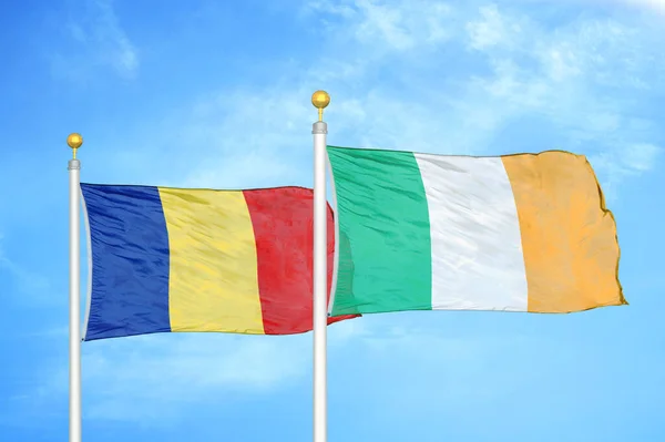Roménia Irlanda Duas Bandeiras Mastins Azul Céu Nublado Fundo — Fotografia de Stock