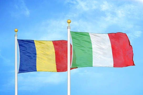 Roménia Itália Duas Bandeiras Postes Bandeira Azul Céu Nublado Fundo — Fotografia de Stock