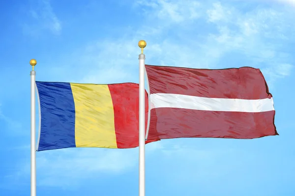 Roemenië Letland Twee Vlaggen Vlaggenmasten Blauwe Bewolkte Lucht Achtergrond — Stockfoto
