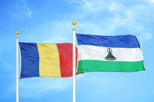 Roemenië Lesotho Twee Vlaggen Vlaggenmasten Blauwe Bewolkte Lucht Achtergrond — Stockfoto