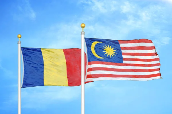 Romania Malesia Due Bandiere Pennoni Cielo Azzurro Nuvoloso Sfondo — Foto Stock