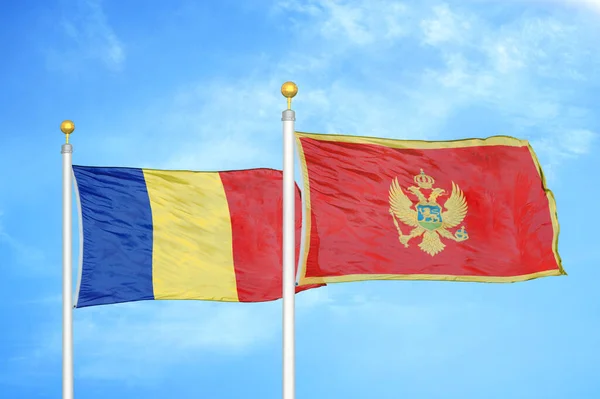 Roemenië Montenegro Twee Vlaggen Vlaggenmasten Blauwe Bewolkte Lucht Achtergrond — Stockfoto