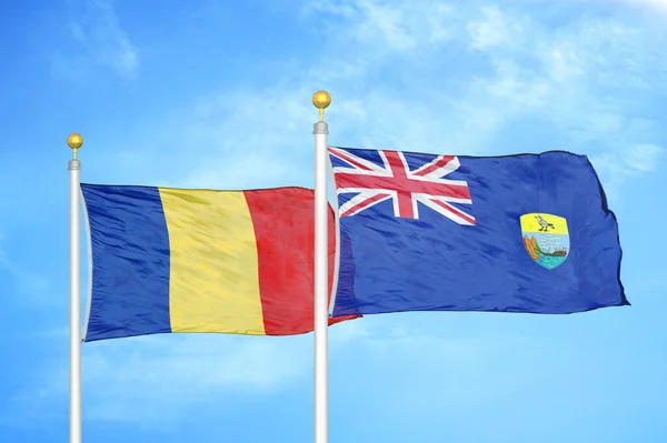 Roemenië Saint Helena Twee Vlaggen Vlaggenmasten Blauwe Bewolkte Lucht Achtergrond — Stockfoto
