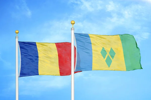 Roménia São Vicente Granadinas Duas Bandeiras Mastins Bandeira Azul Céu — Fotografia de Stock