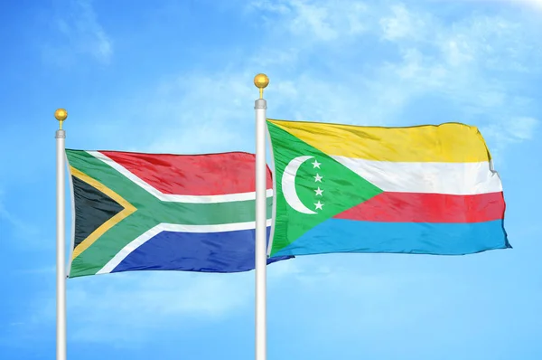 Jižní Afrika Komory Dvě Vlajky Vlajkových Stožárech Modrá Oblačná Obloha — Stock fotografie