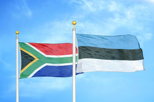 남아프리카 공화국과 에스토니아 깃대와 구름낀 배경에 — 스톡 사진