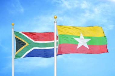 Güney Afrika ve Myanmar bayrak direkleri ve mavi bulutlu arka planda iki bayrak