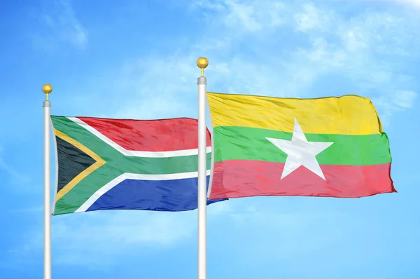 Sudáfrica Myanmar Dos Banderas Los Asta Bandera Fondo Azul Cielo — Foto de Stock