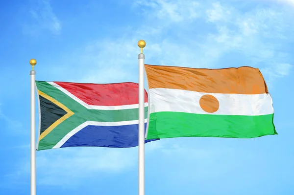 Dél Afrika Niger Két Zászló Zászlórúd Kék Felhős Háttér — Stock Fotó