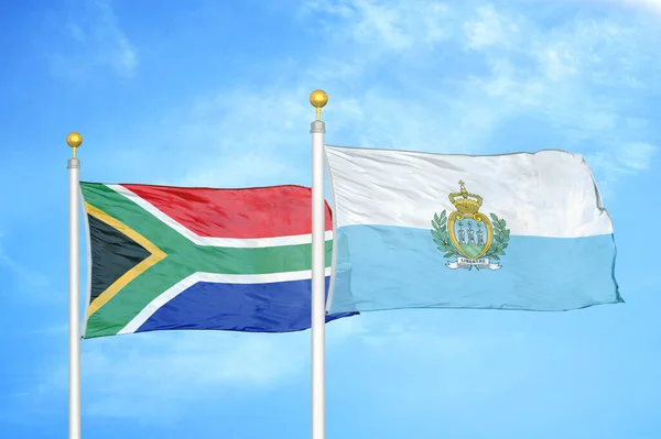 남아프리카 공화국과 산마리노 깃대와 구름낀 배경에 — 스톡 사진