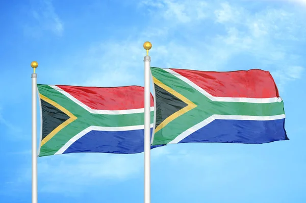 Sudáfrica Dos Banderas Sobre Asta Bandera Fondo Azul Cielo Nublado — Foto de Stock