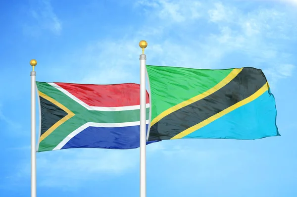 남아프리카 공화국과 탄자니아 깃대와 구름낀 배경에 — 스톡 사진
