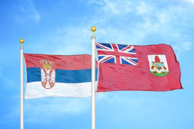 Sırbistan ve Bermuda bayrak direkleri ve mavi bulutlu arka plan üzerinde iki bayrak