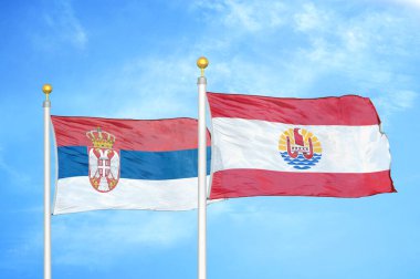 Sırbistan ve Fransız Polinezyası bayrak direkleri ve mavi bulutlu arka planda iki bayrak