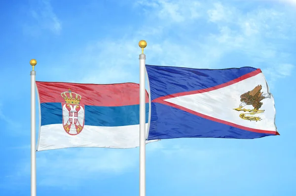 Sérvia Samoa Americana Duas Bandeiras Mastins Bandeira Fundo Azul Céu — Fotografia de Stock