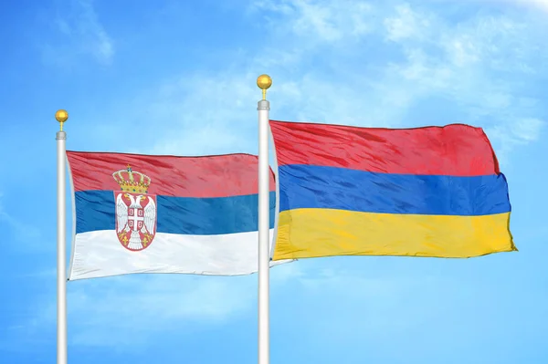 Srbsko Arménie Dvě Vlajky Vlajkových Stožárech Modrá Oblačná Obloha Pozadí — Stock fotografie