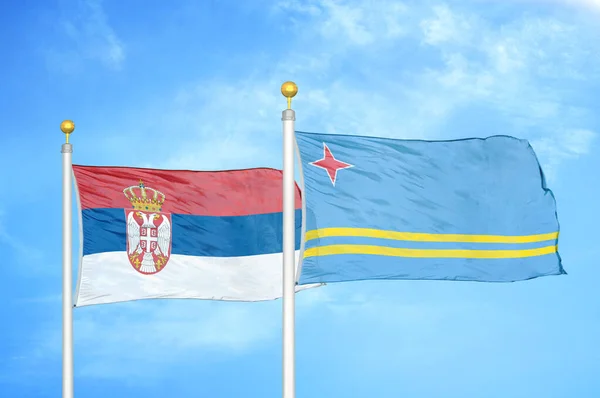 Sérvia Aruba Duas Bandeiras Postes Bandeira Azul Céu Nublado Fundo — Fotografia de Stock